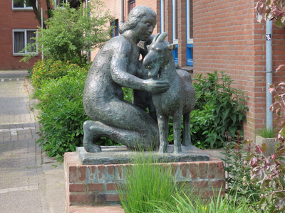 912990 Afbeelding van het bronzen beeldhouwwerk 'Moeder met kind en bok' van Frank Letterie uit 1981, geplaatst bij het ...